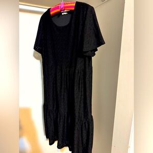 Chic Black Eyelet Dress-midi